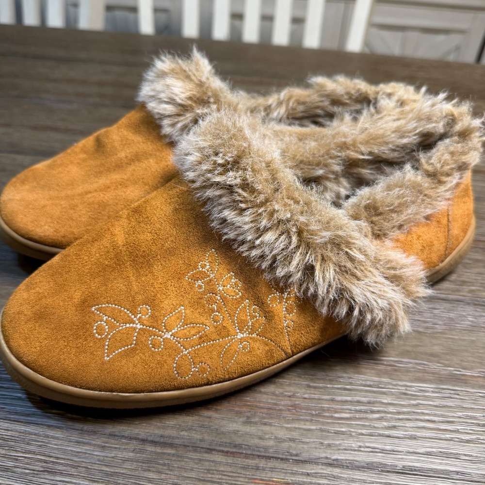 Clarks Womens Tan Suede Faux Fur‎ Lined Embroidered Slippers Size 9 Round Toe